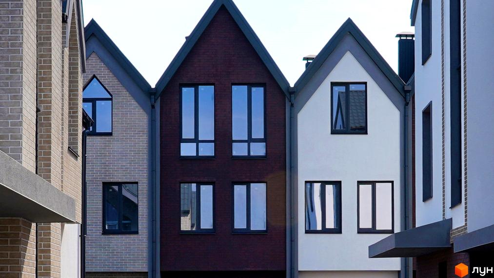 Котеджне містечко КМ New Smart 7. Зовнішній вигляд будинків з цегляним та білим фасадом, великими вікнами та похилими дахами.