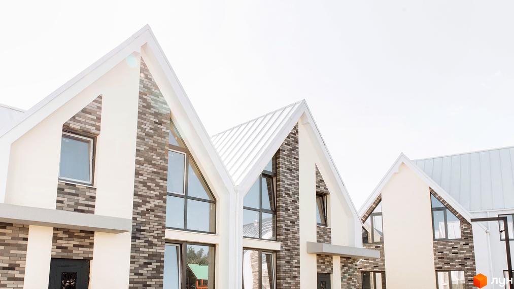 Котеджне містечко Solo Home: фасади будинків з білими скатними дахами та комбінацією світлої штукатурки з темно-сірою цеглою.