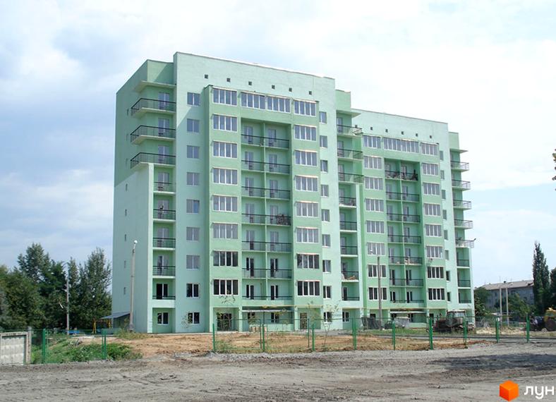 Житловий комплекс Ювілейний з п'ятиповерховою будівлею та балконами. Прибудинкова територія з підготовленою ділянкою та зеленими насадженнями.