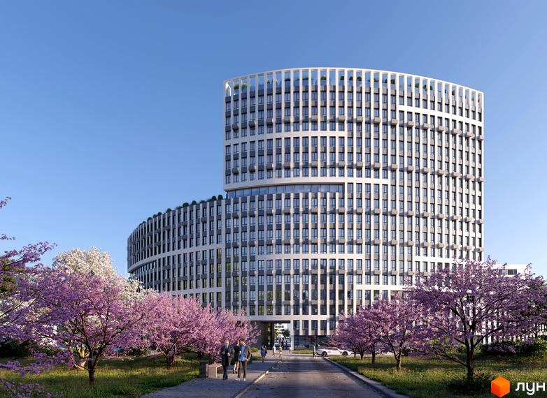 Зображення житлового комплексу Greenville Park Lviv. Багатоповерхова будівля з великою кількістю вікон та балконів, навколо дерева з рожевими квітами.