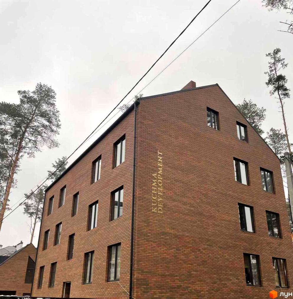 Зображення фасаду будинку в Житловому комплексі Positano Residence з великими вікнами та написом Kuchma Development.