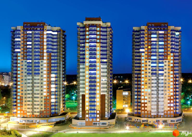Житловий комплекс Монте-Плаза з трьома висотними будинками та прибудинковою територією з освітленням та дитячим майданчиком.