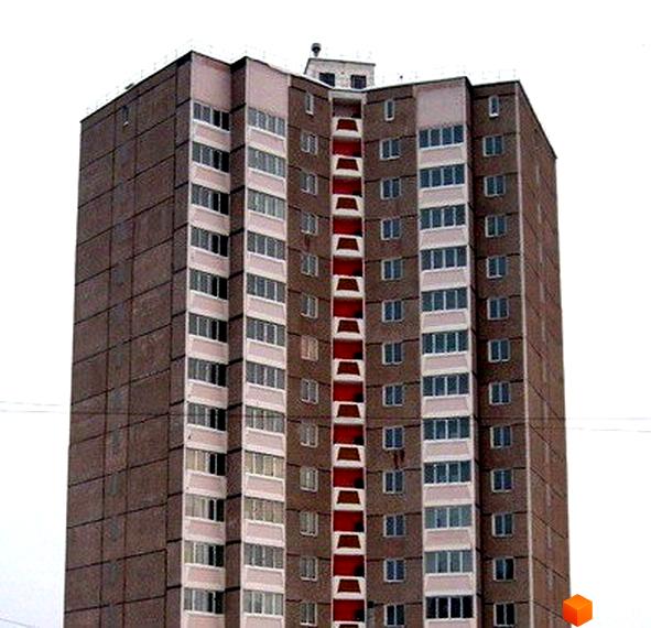 Житловий комплекс на вул. Першого Травня, 12/1. Висотна будівля з балконами та прибудинковою територією.