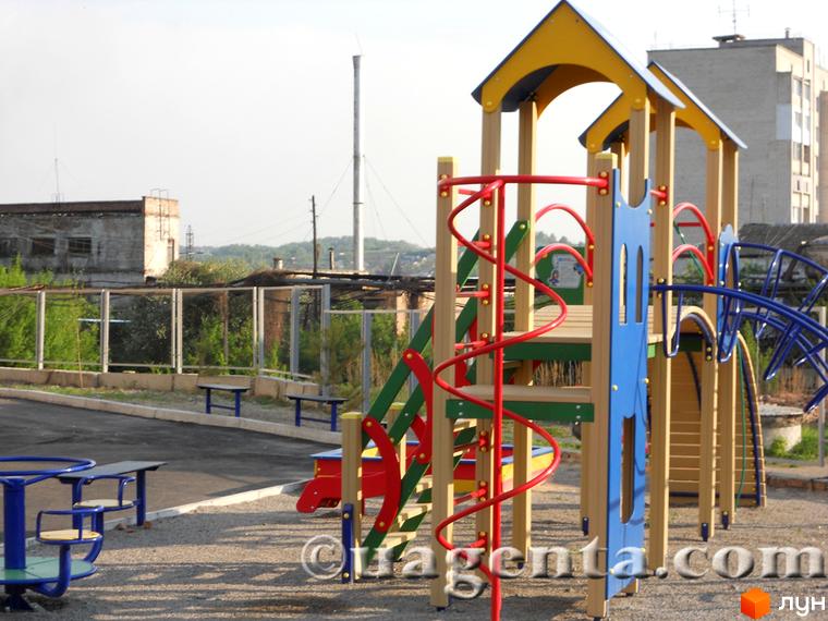 Дитячий майданчик з гіркою та ігровими елементами на прибудинковій території житлового комплексу на вул. Першого Травня, 12/1.