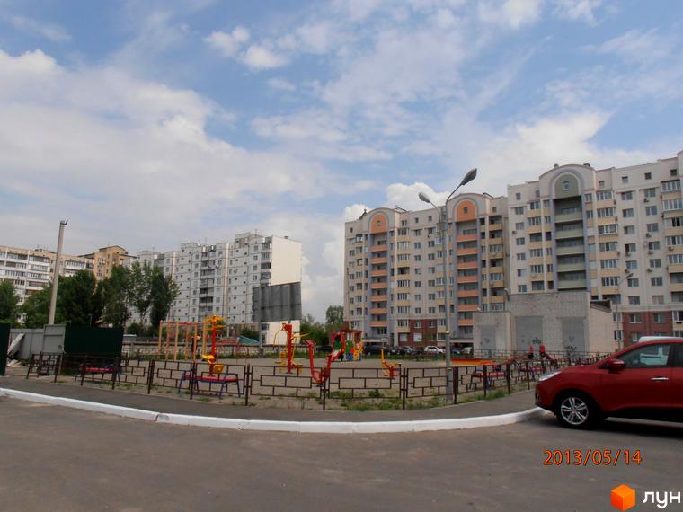 Житловий комплекс Юність з сучасними багатоповерхівками та прибудинковою територією з дитячим майданчиком.