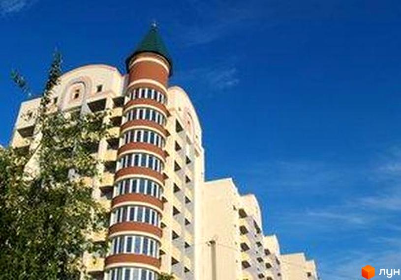 Житловий комплекс Юність з характерною архітектурою, оточений зеленими насадженнями та чистим небом.