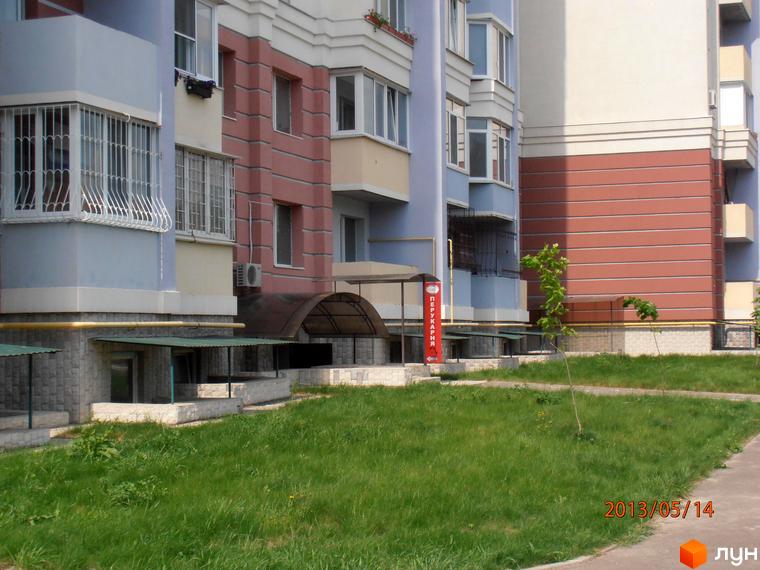 Зовнішній вигляд житлового комплексу Юність з прибудинковою територією та зеленими насадженнями.