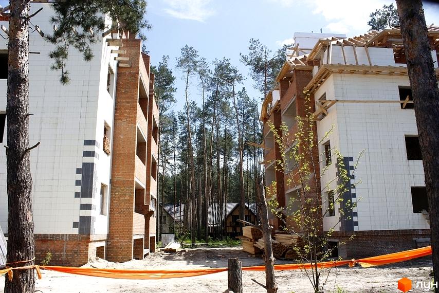 Будівельний проєкт на вул. 10 Лінія, 13г. Вид на дві новобудови серед лісу, з прибудинковою територією, що облаштовується.