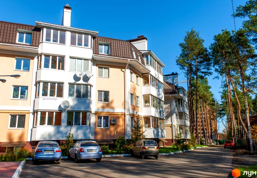 Житловий комплекс Матросова з сучасними фасадами та прибудинковою територією, оточений зеленими насадженнями.