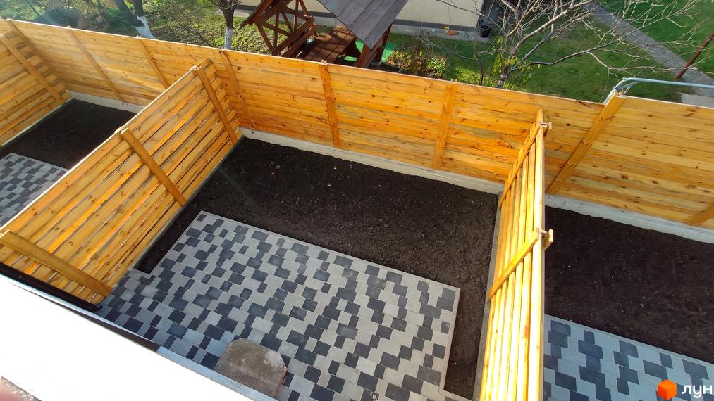 КМ Admiral Park Debut: дерев'яний паркан та плитка на прибудинковій території. Фото новобудови з висоти пташиного польоту.