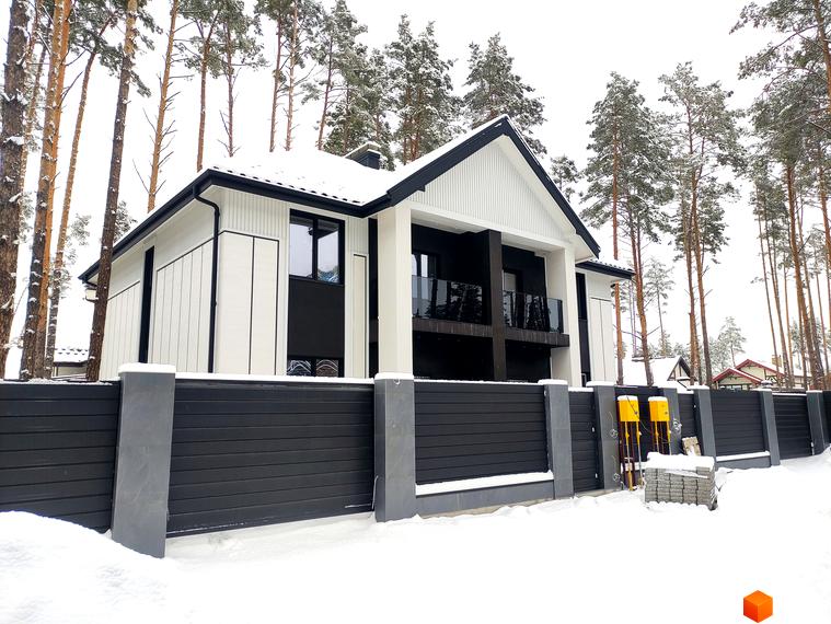 Дуплекси Toscana Home у зимовому ландшафті з сучасним фасадом та огорожею. Зовнішній вигляд будинку та прибудинкова територія.