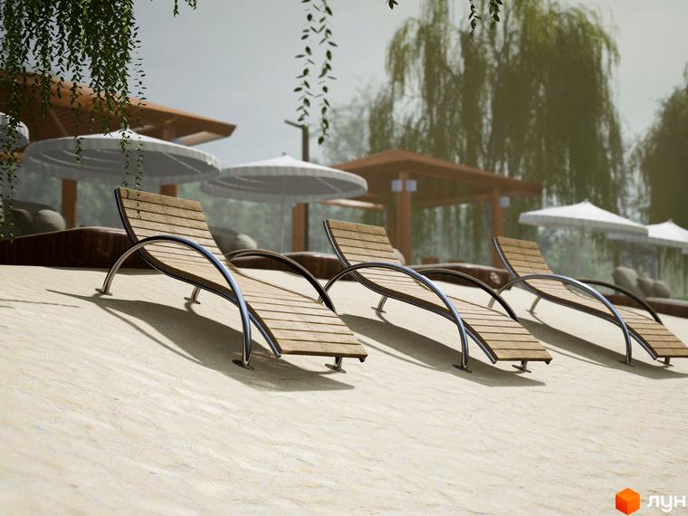 Котеджне містечко Добрі сусіди: дерев'яні шезлонги на піщаному пляжі біля води з парасольками та зеленню.