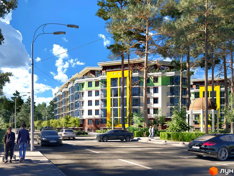 Будівельний проєкт Лісова казка 2. Новобудова з яскравим фасадом, зеленими та жовтими елементами, розташована серед високих сосен. Поруч дорога з автомобілями та пішохідна зона.