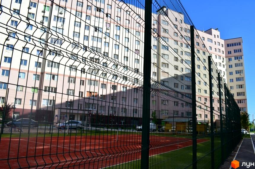 Житловий комплекс Софіївська Слобідка з огорожею та спортивним майданчиком на прибудинковій території.