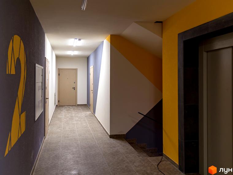 Житловий комплекс Лісова казка 2. Фото сучасного коридору з дверима та сходами.