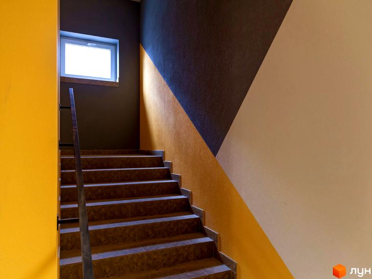 Сходи в новобудові ЖК Лісова казка 2 з яскравим дизайном стін. Сучасний інтер'єр сходової клітини.