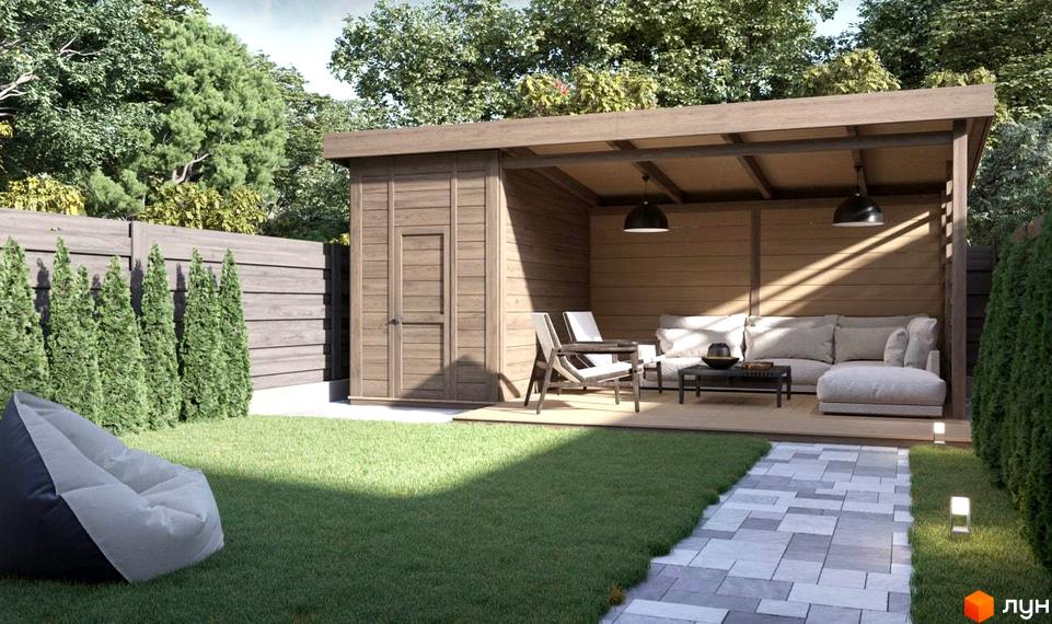 Відкрита дерев'яна тераса з навісом та господарським блоком на території Котеджного містечка Nordic 3. Прилегла ділянка має зелений газон та доріжку.