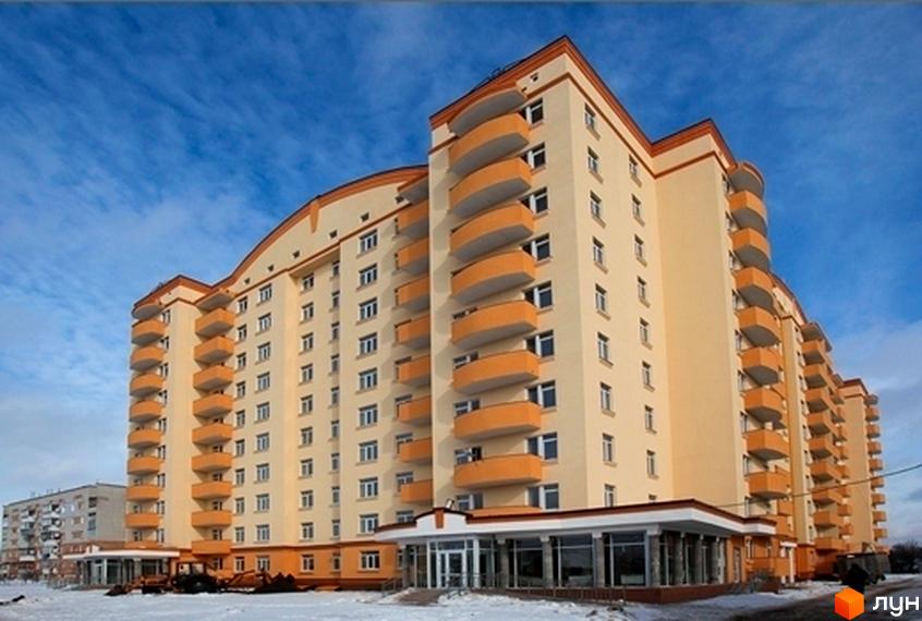 Житловий комплекс Яблуневий з фасадом жовтого кольору та балконами. Прибудинкова територія з паркувальними місцями та зеленими насадженнями.