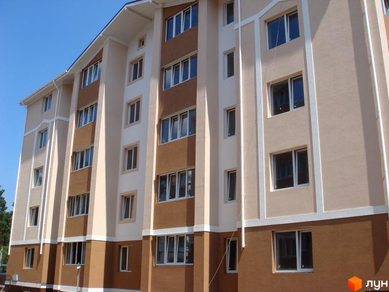 Житловий комплекс Квартал на 'Київській'. Вид на фасад будинку з вікнами та прибудинковою територією.