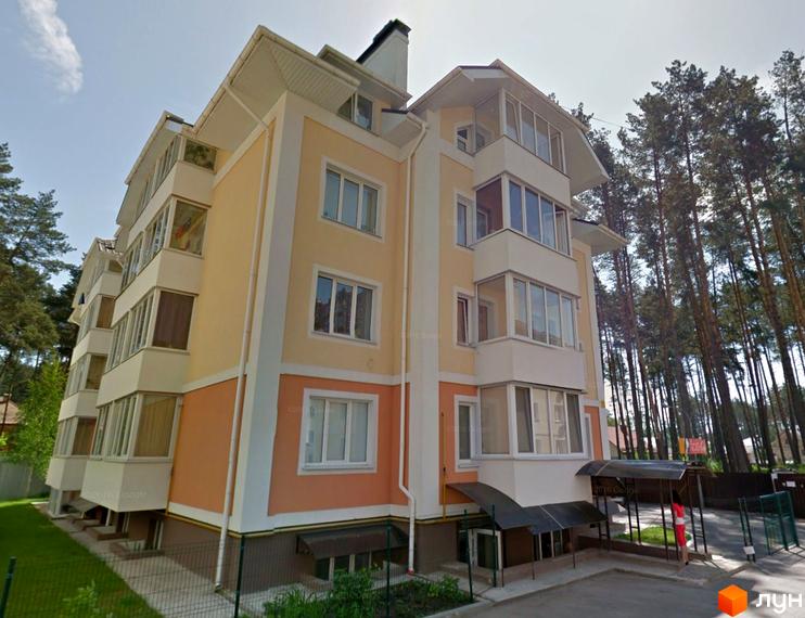 Зовнішній вигляд будинку на вул. Лісова, 4д, з великими вікнами та прибудинковою територією, оточеною деревами.