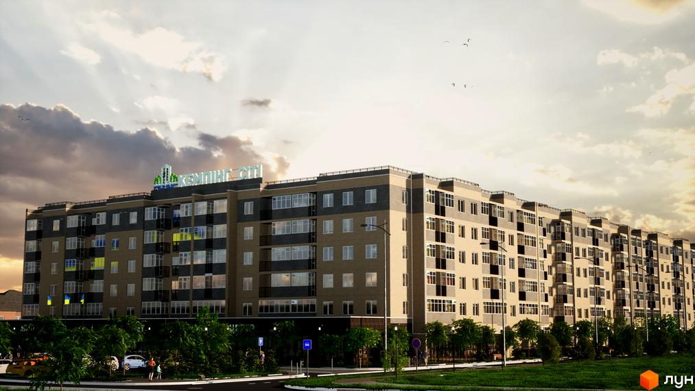 Зовнішній вигляд новобудови ЖК Кемпінг Сіті з фасадом з цегли та балконами. Навколо будинку зелені дерева та доглянута прибудинкова територія.