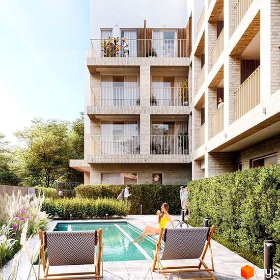 7 Avenue: новобудова з балконами та басейном у дворі. Навколо зелені насадження та зони відпочинку.