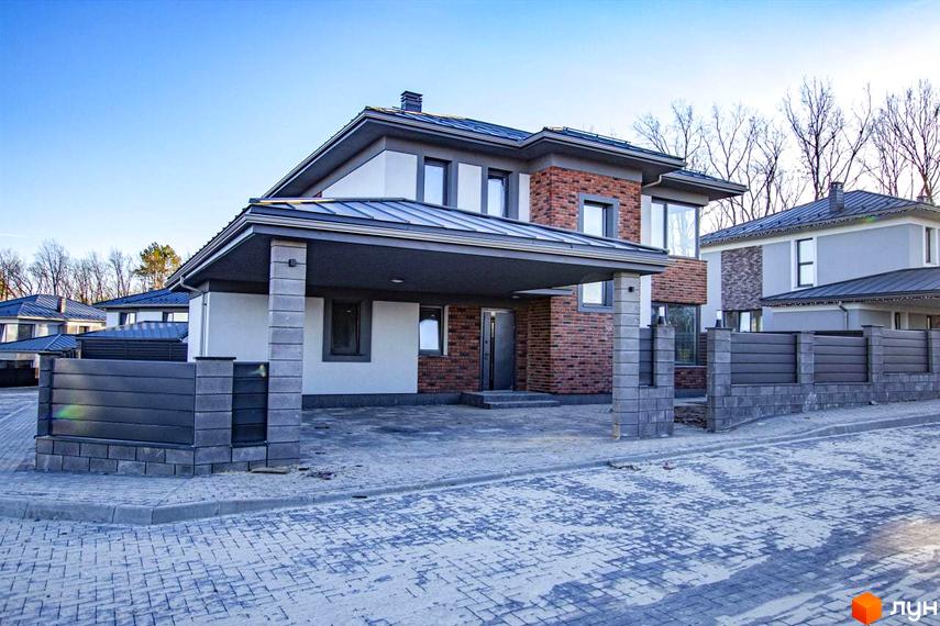 Котеджне містечко NOVYI SVIT: двоповерховий будинок з комбінованим фасадом та навісом для авто, брукована прибудинкова територія.