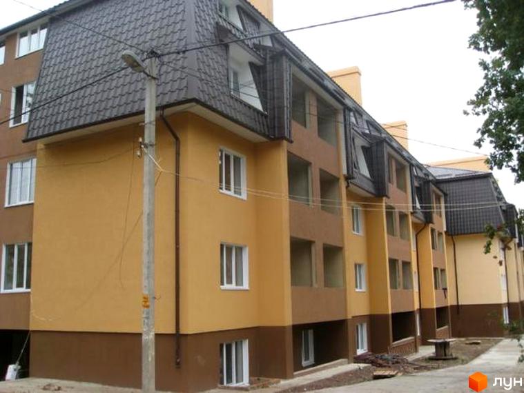 Житловий комплекс на вул. Висока, 3, з фасадом жовто-коричневого кольору та прибудинковою територією.