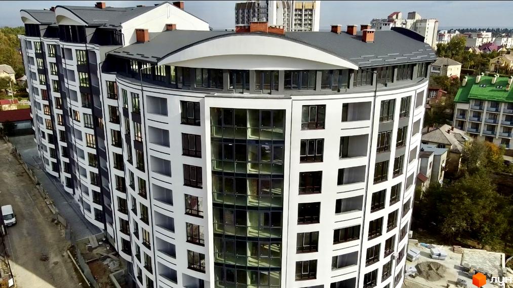 Зображення фасаду Житлового комплексу Трускавецька Фортеця. Багатоповерховий будинок з панорамними вікнами та білим оздобленням.