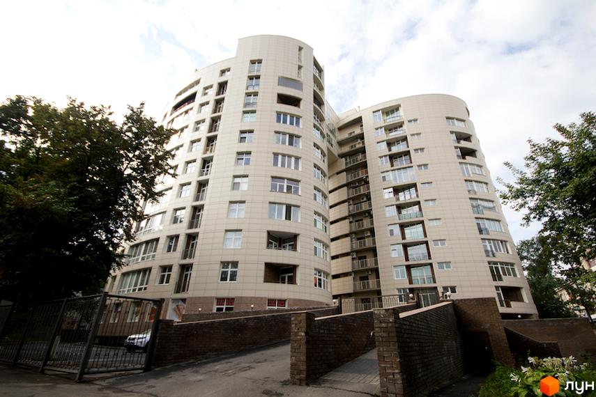 Житловий комплекс Схід-Захід - це сучасна новобудова з вигнутими фасадами та великою кількістю скління. Територія навколо будинку облаштована паркінгом та зеленими насадженнями.