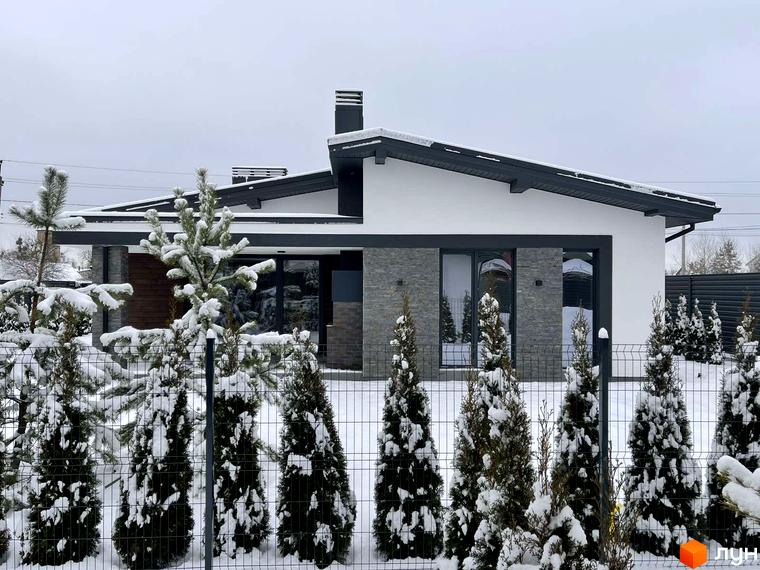 Сучасний двоповерховий будинок з великими вікнами та каміном на вулиці Мазепи, оточений засніженими ялинами та парканом. Ідеальне місце для життя у новобудові.