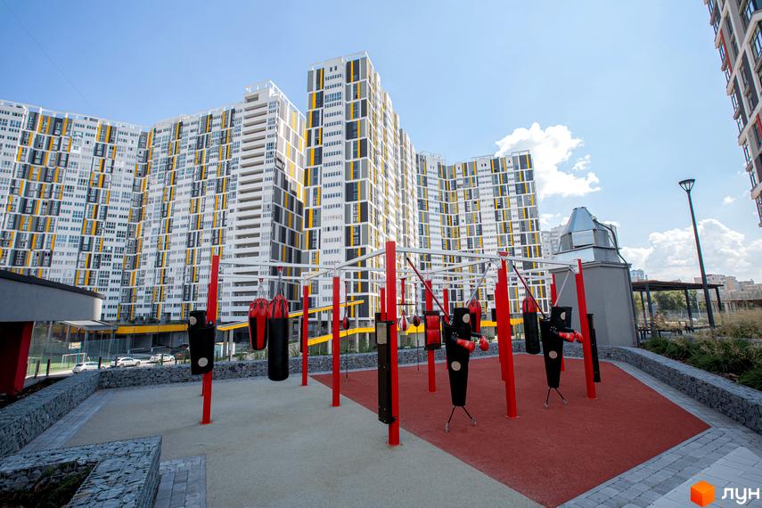 Високоповерховий будинок ЖК Русанівська Гавань. На території комплексу розташований спортивний майданчик з боксерськими грушами та тренажерами.