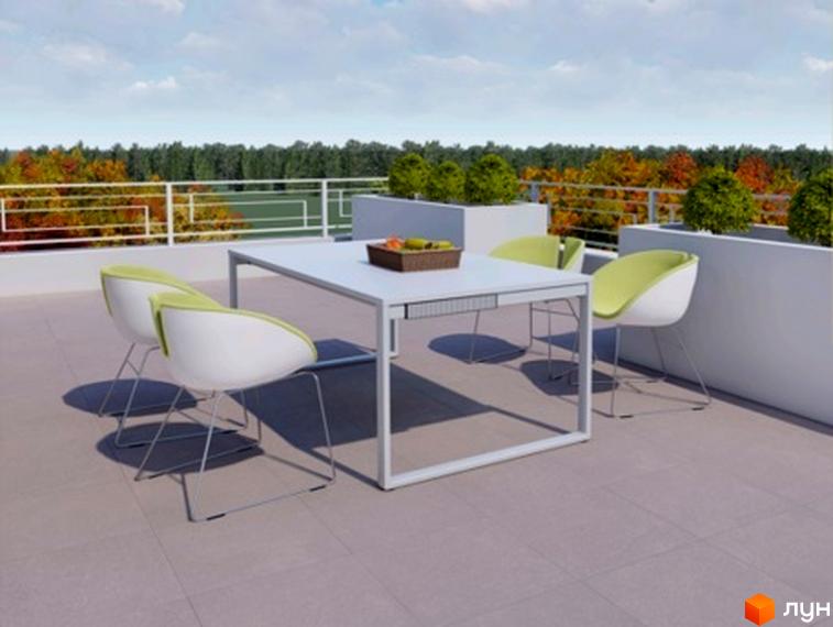 Житловий комплекс Hodillywood: тераса з білими столами та зеленими кріслами на тлі осіннього лісу. Сучасний дизайн та комфорт для вашого відпочинку.