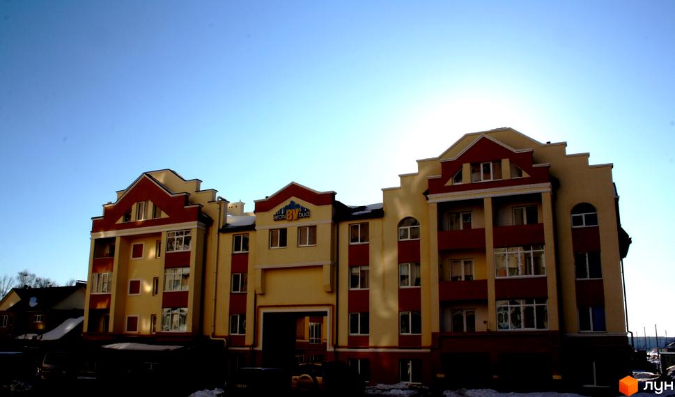 Житловий комплекс на вул. Богдана Хмельницького, 15-17 з яскравими фасадами. Прибудинкова територія з парковкою та зеленими насадженнями.