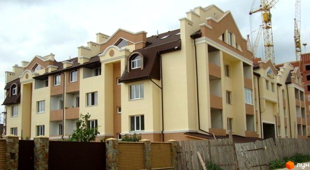 Житловий комплекс на вул. Богдана Хмельницького, 15-17. Зовнішній вигляд будинку з прибудинковою територією та огорожею.