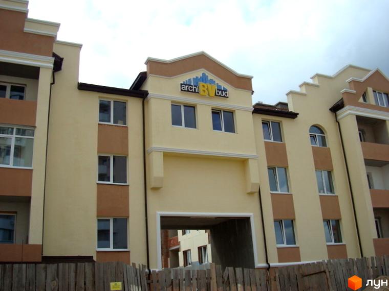 Житловий комплекс на вул. Богдана Хмельницького, 15-17. Вид на фасад будинку з прибудинковою територією.