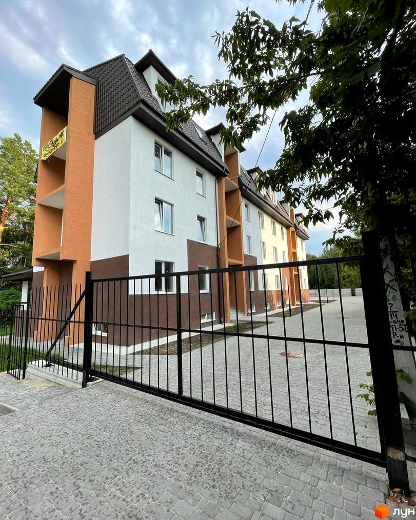 Зовнішній вигляд Житлового комплексу Три шоколади. Багатоповерховий будинок з балконами та металевою огорожею.