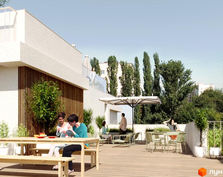 Зовнішній вигляд новобудови 7 Avenue з терасою та зонами відпочинку. На території комплексу розташовані столики, стільці та парасолі для комфортного перебування.