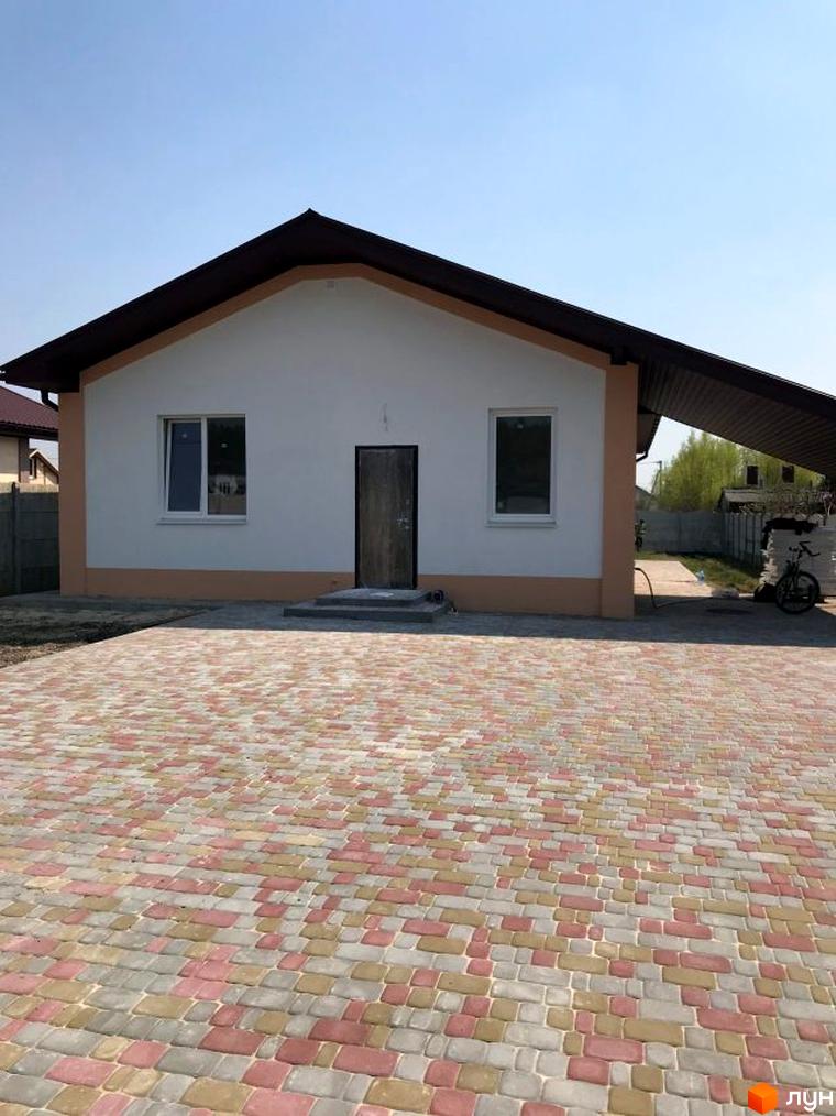 Одноповерховий будинок з двома вікнами та дверима, перед будинком викладена бруківка. КМ Черкаські Тишки - ідеальне місце для вашого майбутнього.