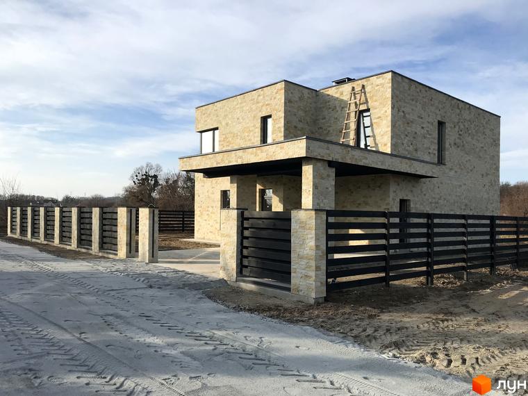 Двоповерховий будинок з кам'яним фасадом та чорним парканом. Котеджне містечко Eco-residence Нові Безрадичі - продаж будинків в передмісті Києва.