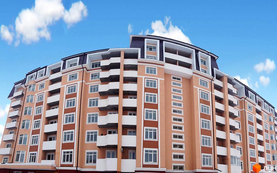 Житловий комплекс Варшавський двір з сучасною архітектурою та балконами. Прибудинкова територія облаштована для комфортного проживання.