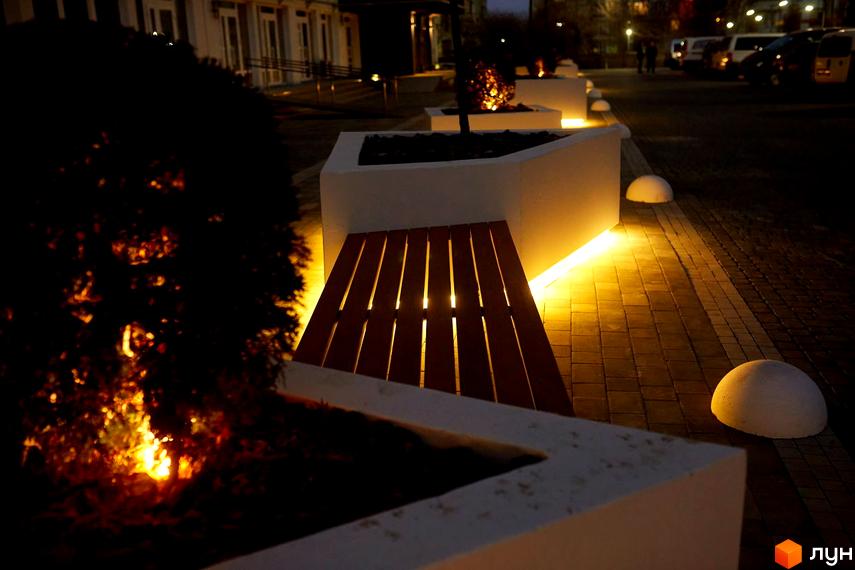 Житловий комплекс KromaxBud. Нічна підсвітка території та фасаду будинку. Зона відпочинку з лавкою та озелененням.