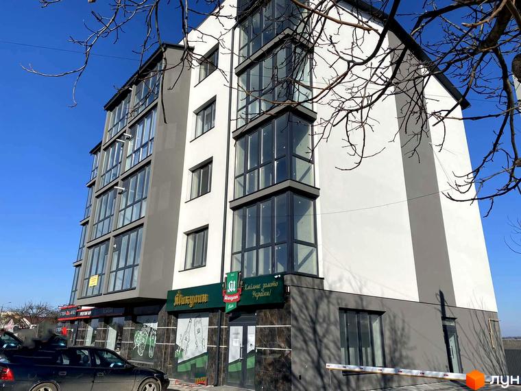 Багатоповерховий будинок з панорамними вікнами. На першому поверсі розташовані магазини. Вишнева, 45 - один з найкращих варіантів для життя в новобудові.