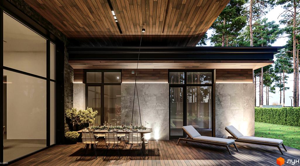 Вигляд на терасу Котеджного містечка Miracle Residence з обіднім столом та лежаками. Навколо будинку зелений газон та високі дерева.