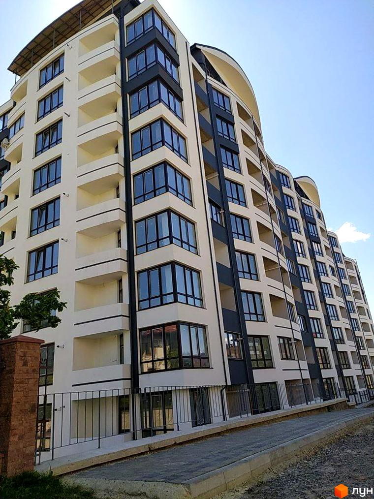 Зображення фасаду Житлового комплексу Трускавецька Фортеця. Багатоповерховий будинок з великими вікнами та балконами.