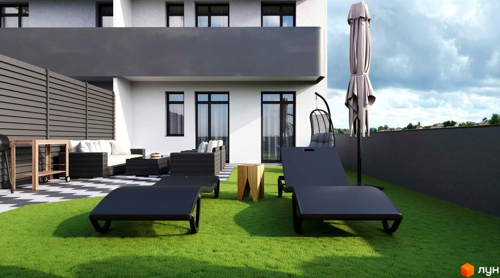 Зображення тераси Житлового комплексу San Marco з плетеними меблями та лежаками на газоні. Вигляд фасаду будинку з вікнами.