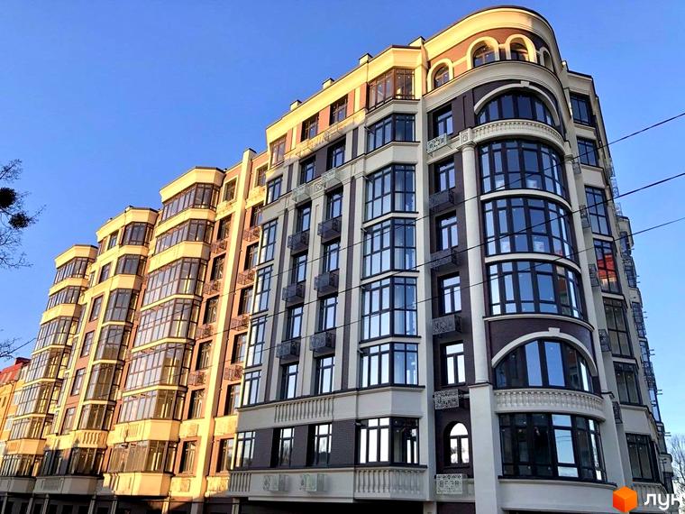 Житловий комплекс Стрітенський - це багатоповерхова новобудова з виразною архітектурою та великою кількістю скління. Будинок має багато балконів та еркерів, що надають йому індивідуальності.