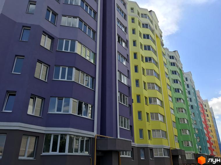 Житловий комплекс Святопетрівський: багатоповерхові будинки з яскравими фасадами фіолетового, жовтого, зеленого та інших кольорів.