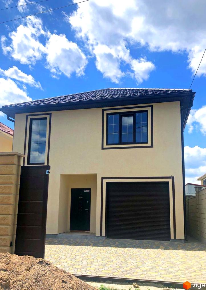 Зображення двоповерхового будинку з гаражем на вулиці Новоселів, 70. Перед будинком викладена тротуарна плитка.