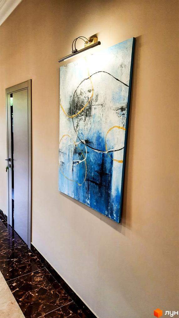 Інтер'єр коридору в Житловому комплексі Акрополь з картиною, підсвічуванням, дверима та глянцевою підлогою.